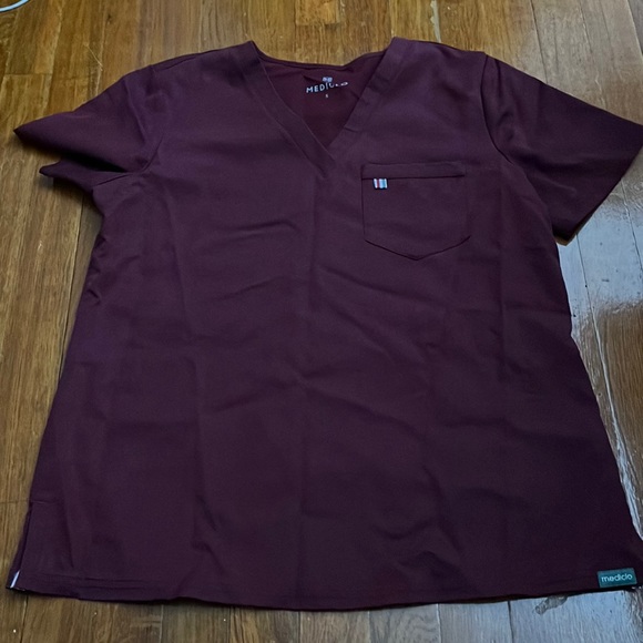 Maroon scrub vneck - Picture 1 of 2